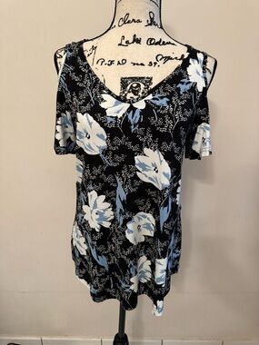 Cold-Shoulder V-Neck Floral Tee in Black and Light Blue
